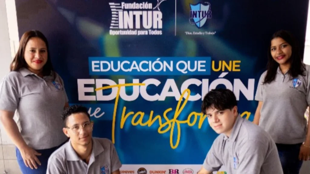 colaboradores de Fundación INTUR en campaña educación que une educación que transforma en Honduras
