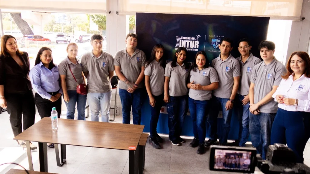 Estudiantes de INTUR durante certificación de competencias laborales en Honduras