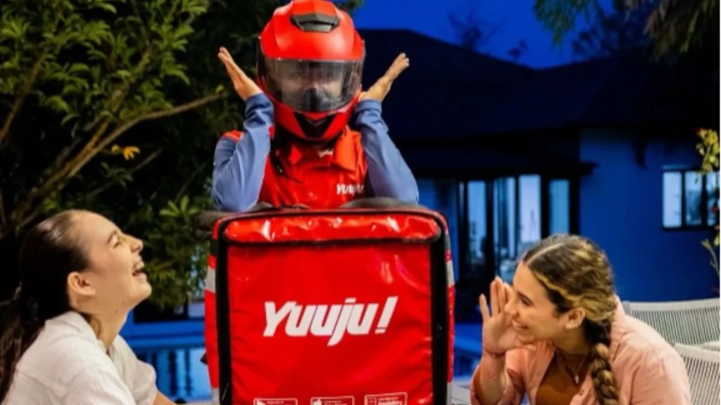 repartidor de Yuuju entregando pedido a clientes en Honduras