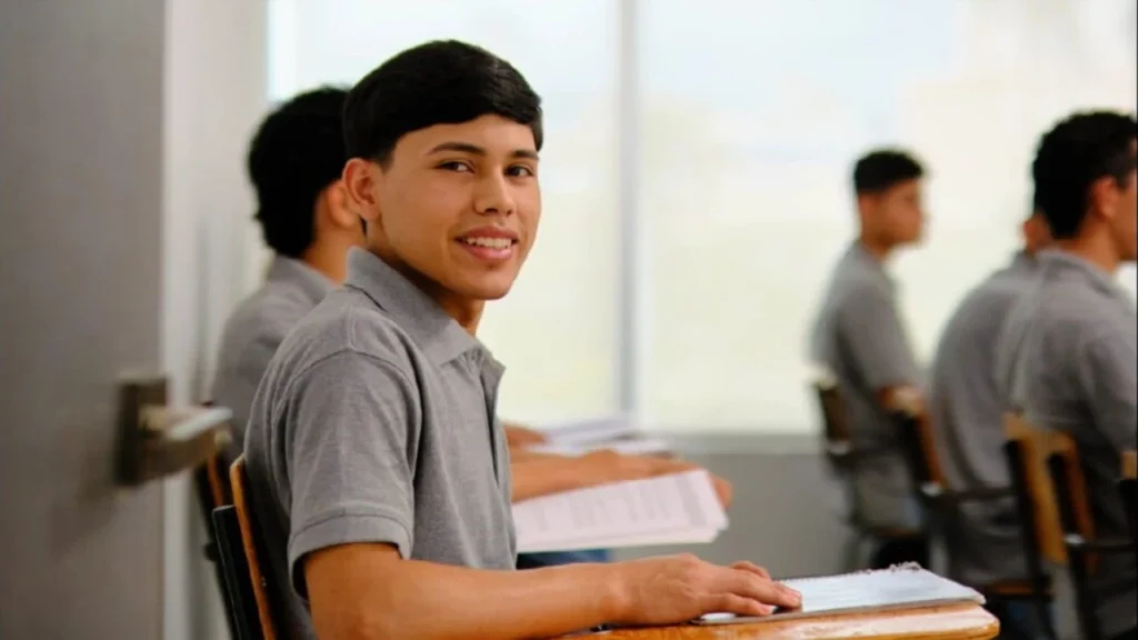 joven estudiante en aula durante formación educativa en Honduras